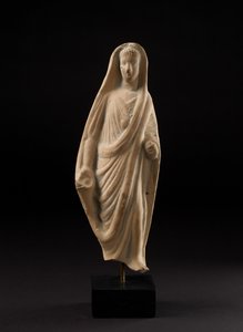 トーガ（テラコッタ）で頭を覆っている敬虔なローマのテラコッタ像 作： Roman